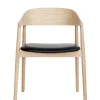 Andersen furniture - AC2 Armstol - Eg hvidpigmenteret mat lak, Sort Læder