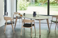 Andersen furniture - AC2 Armstol - Eg hvidpigmenteret mat lak, Sort Læder