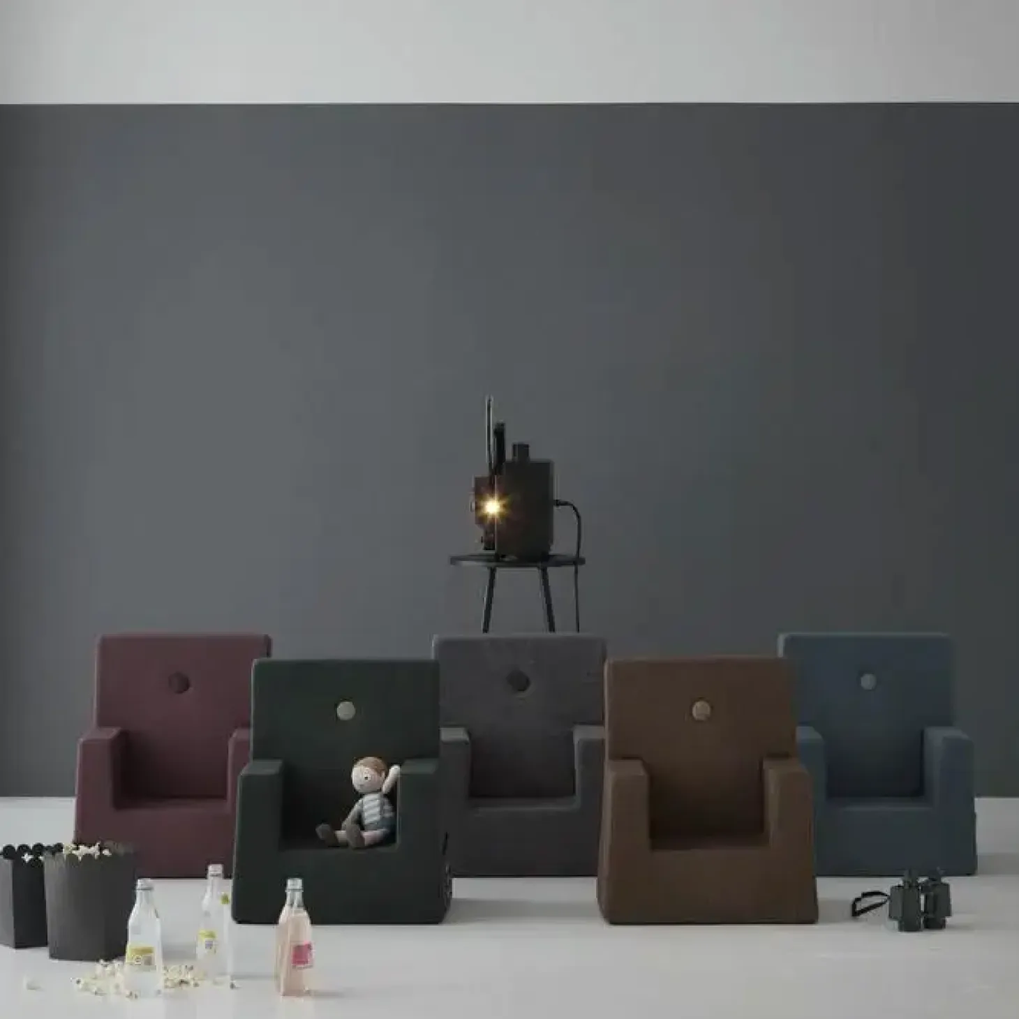 Børnestol fra by KlipKlap - bluegrey w. grey button