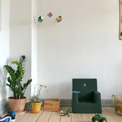 By KlipKlap børnestol - KK Kids chair - Dyb grøn med lysegrøn knap