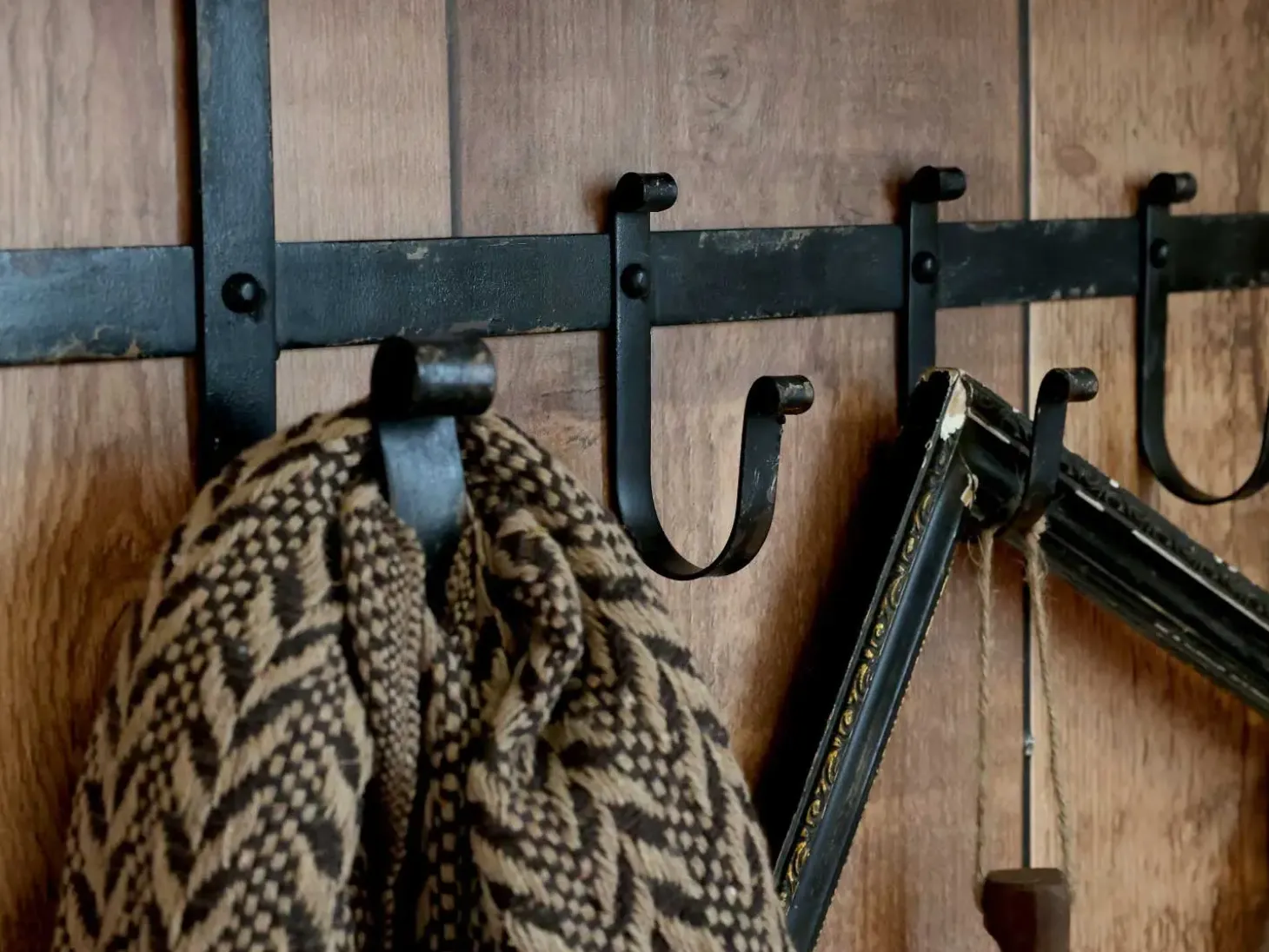 Chic Antique - Hylde med 5 knager - Antique Sort