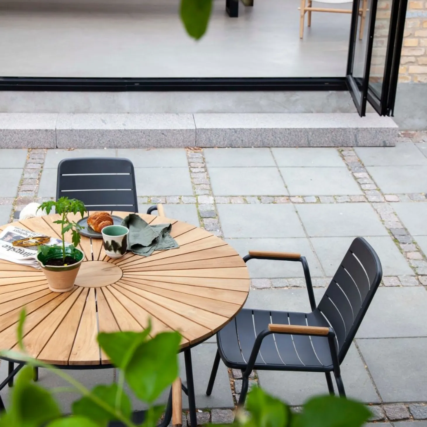 Cinas - Havebord - Ellen bord Ø110cm antracit/teak