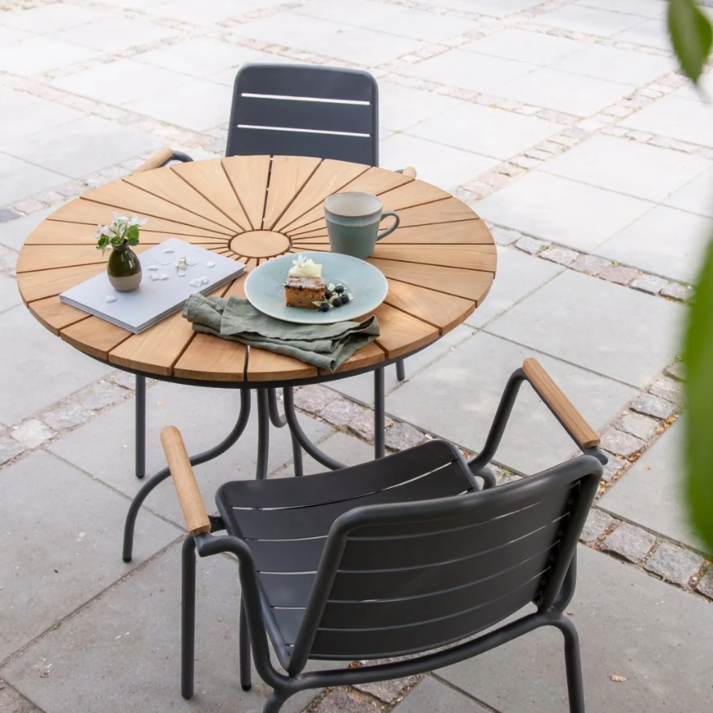 Cinas - Havebord - Ellen cafebord Ø80cm antracit/teak