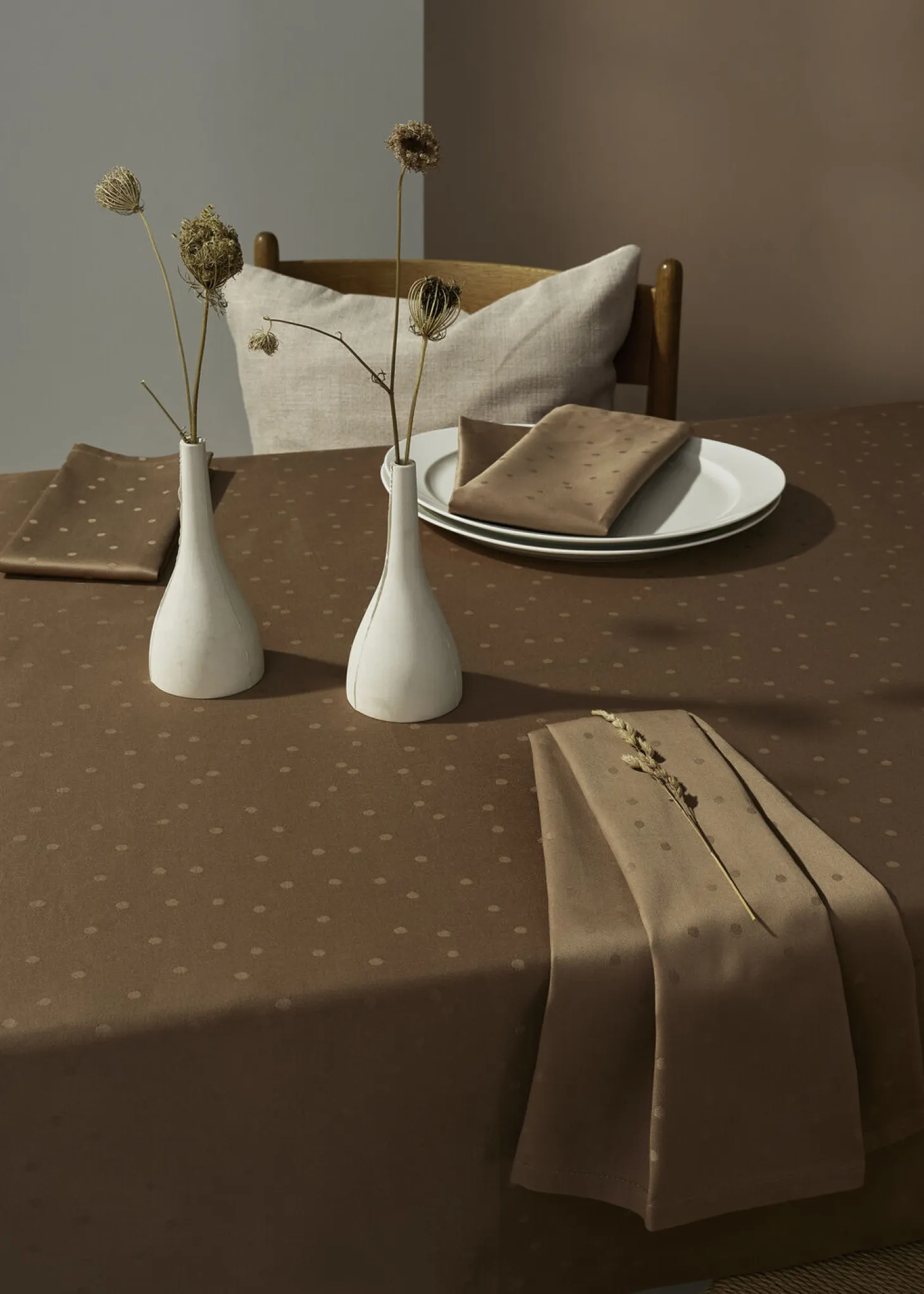 Compliments - Confetti Damask Table Cloth 150x300 cm - Valnød