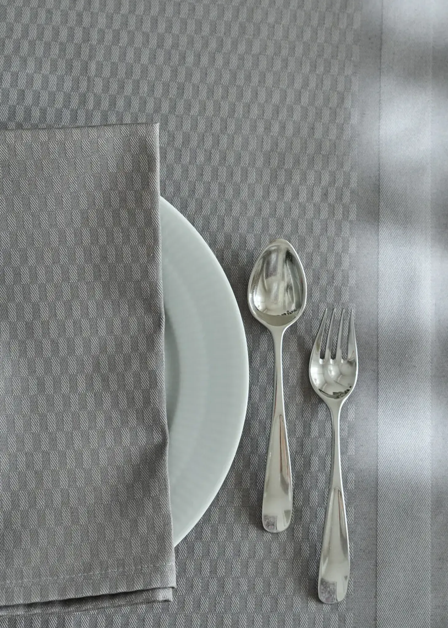 Compliments - Dug - Tile Damask Table Cloth 150x 300 cm - Sølv grå