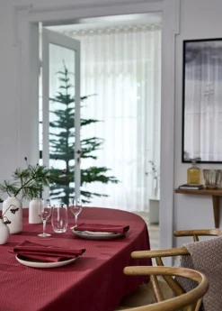 Compliments - Dug - Tile Damask Table Cloth 150x 250 cm - Vinrød