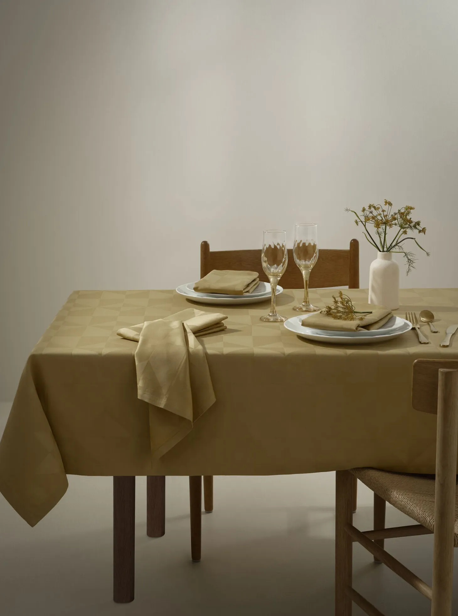 Compliments - Wind Damask Table Cloth 150x250 cm - Messing