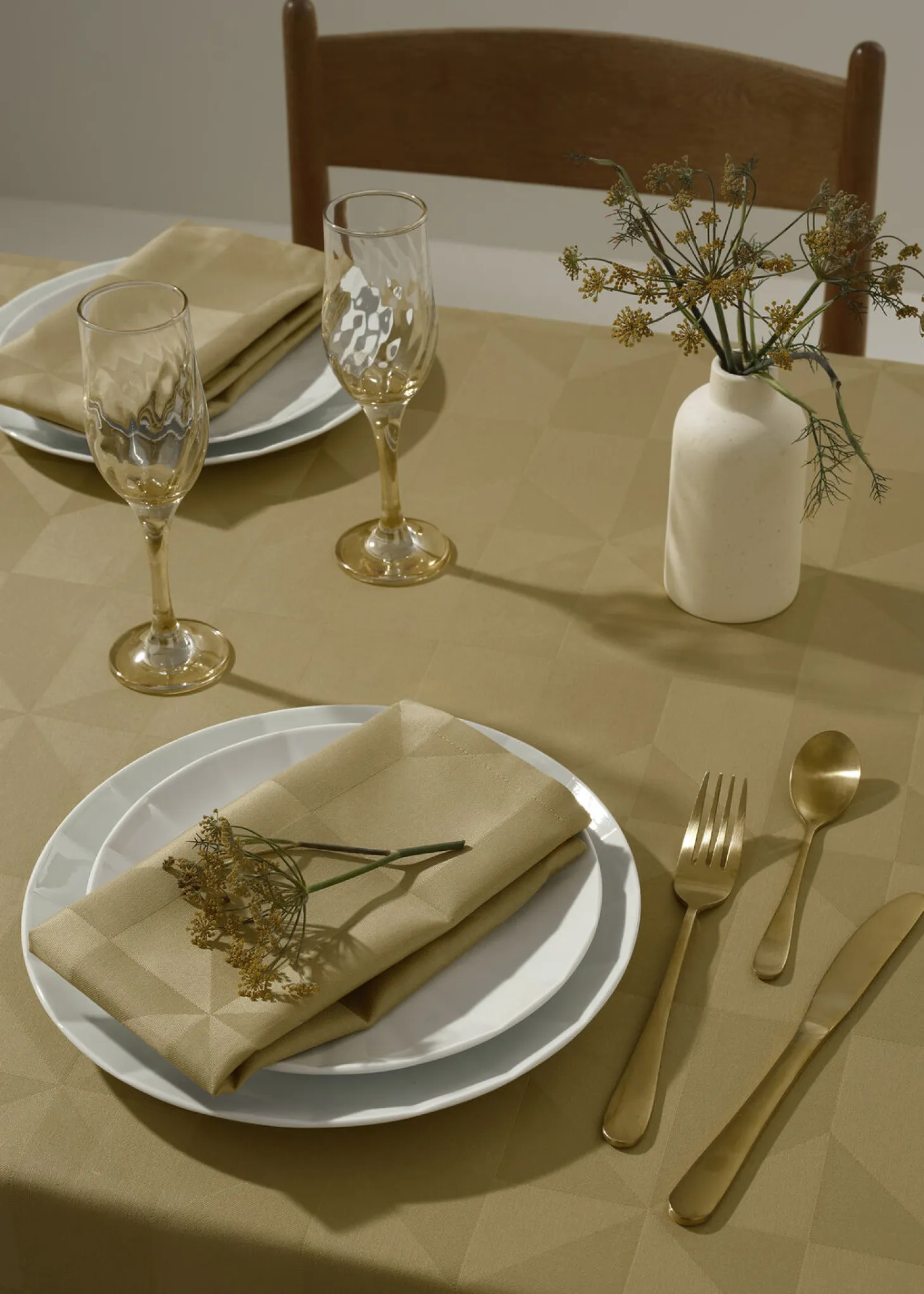 Compliments - Wind Damask Table Cloth 150x250 cm - Messing