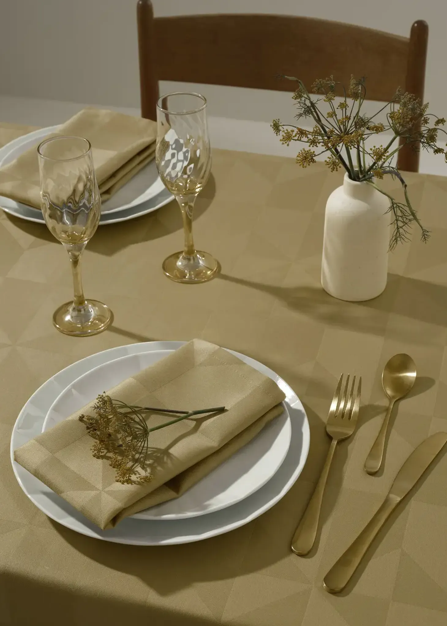Compliments - Wind Damask Table Cloth 150x350 cm - Messing