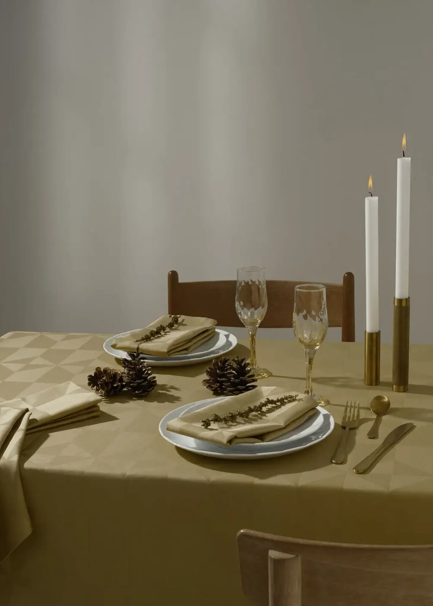 Compliments - Wind Damask Table Cloth 150x350 cm - Messing