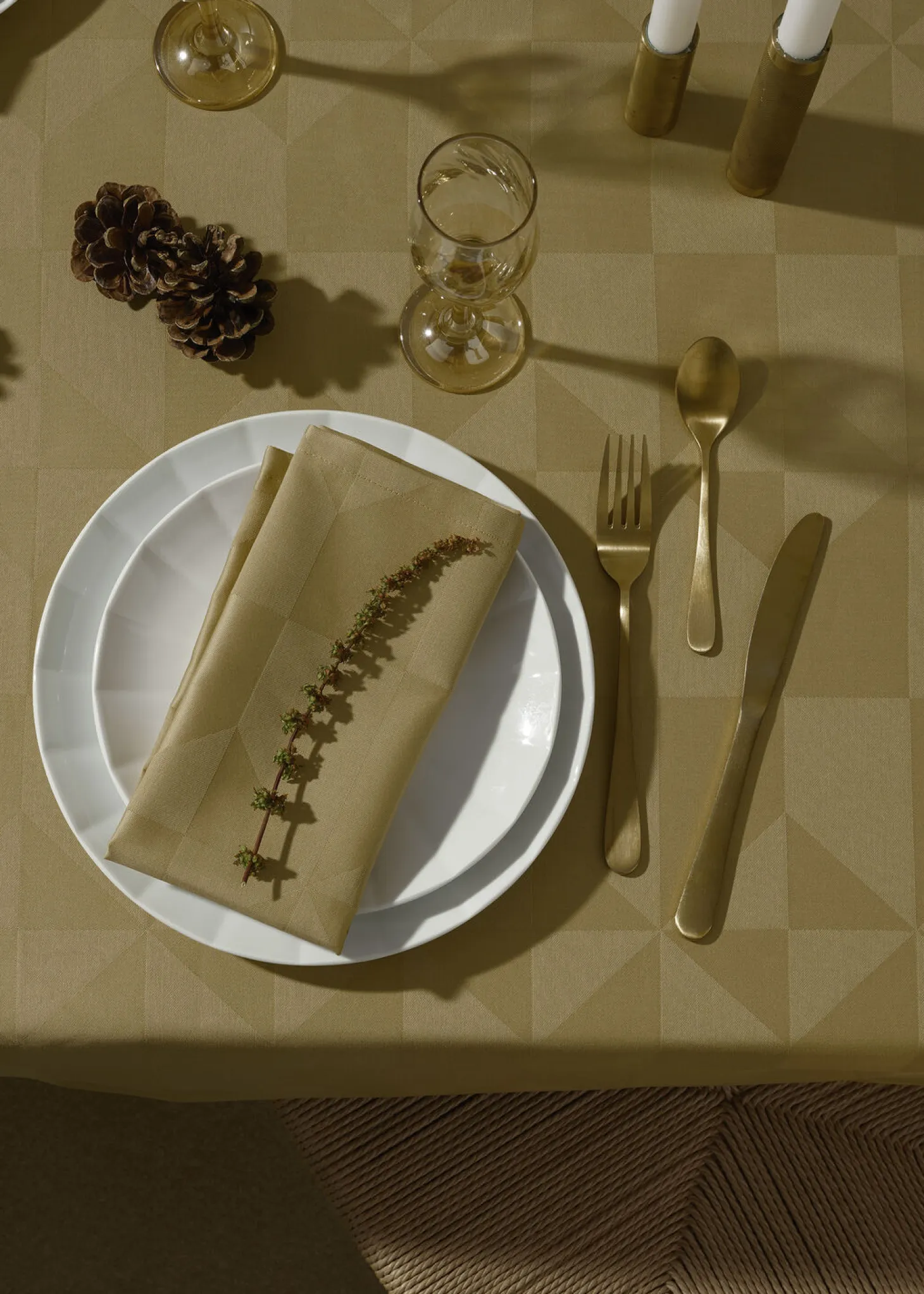Compliments - Wind Damask Table Cloth dia. 200 cm - Messing
