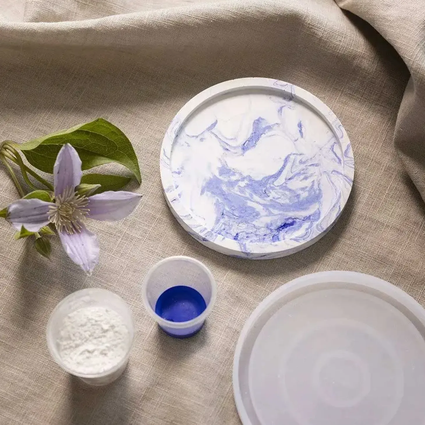 Creativ Company - DIY Kit Resin Støbning, blå, hvid, Rund bakke med marmorering, 1 pk.