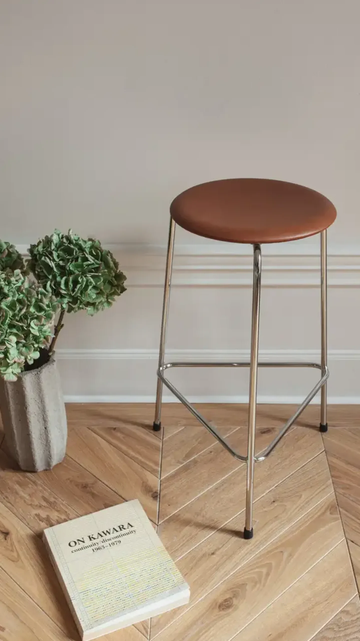 Fritz Hansen - Barstol - High Dot™ Counter stool 3-legs