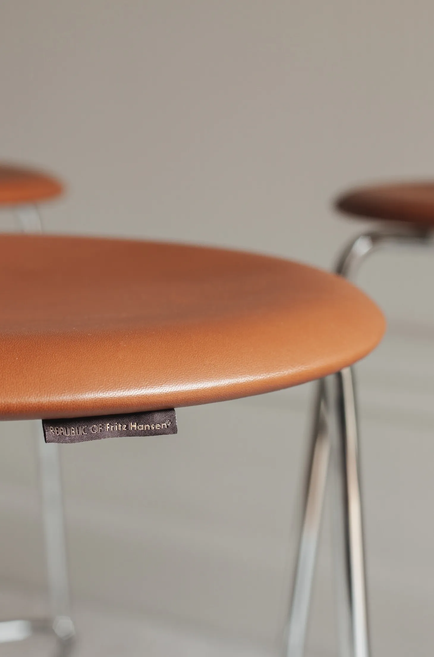 Fritz Hansen - Barstol - High Dot™ Bar stool 4-legs - højmodel - Wild leather Walnut/Chromed steel base