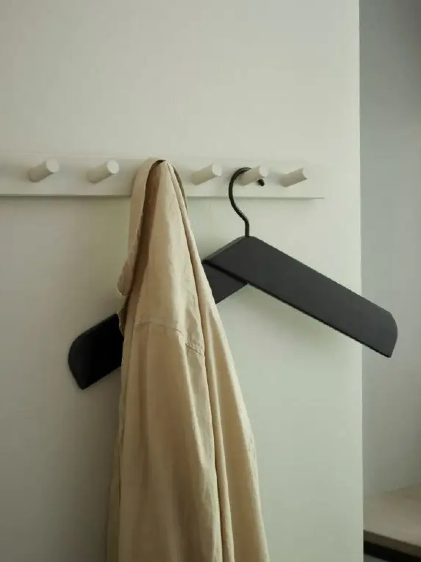 Fritz Hansen - Collar bøjle - Sort eg - Anodiseret aluminium