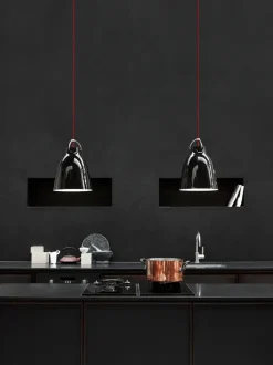 Fritz Hansen - Loftlampe - Caravaggio - Sort - P2 Medium - Rød ledning 3m