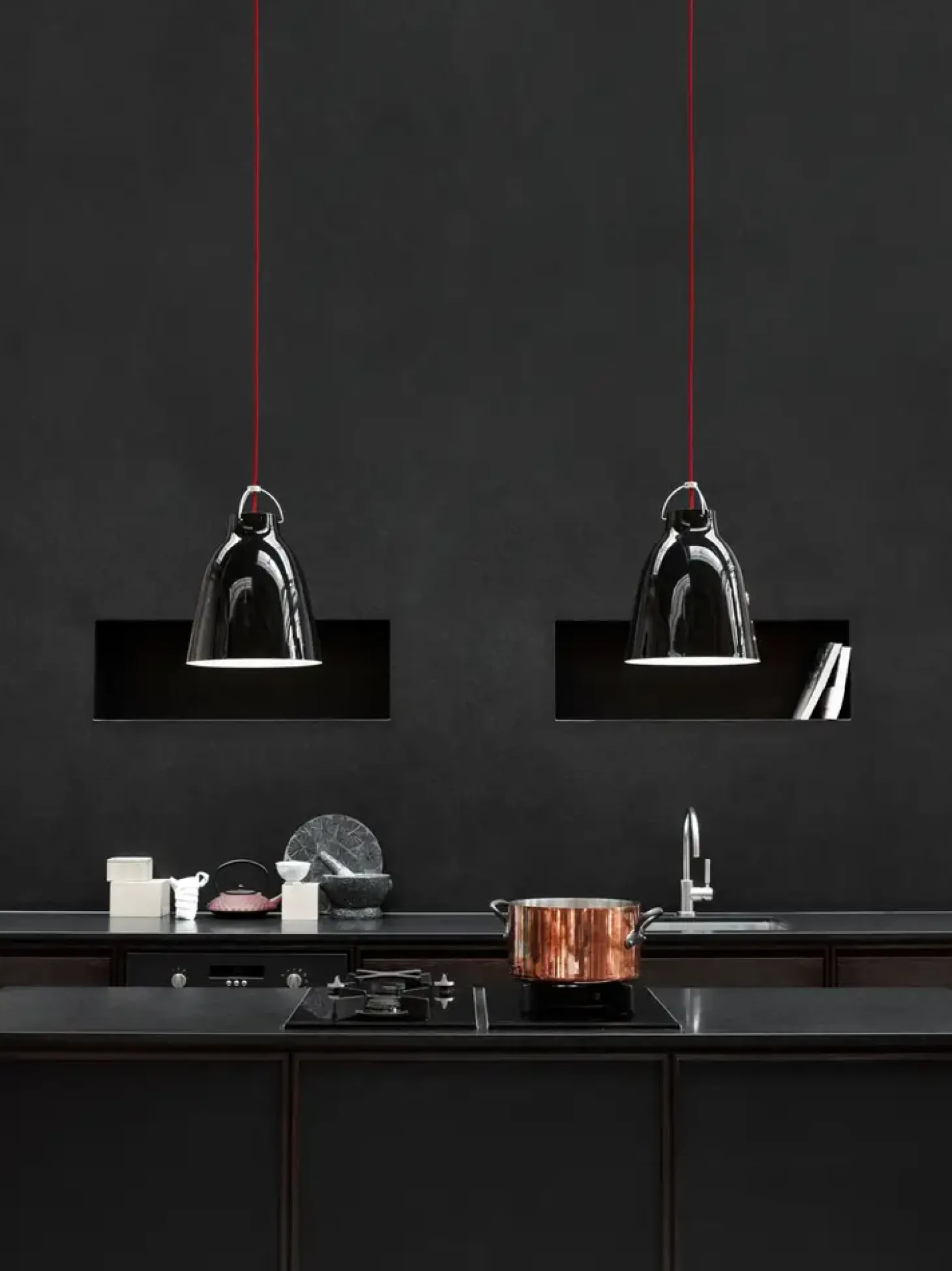 Fritz Hansen - Loftlampe - Caravaggio - Sort - P2 Medium - Rød ledning 3m