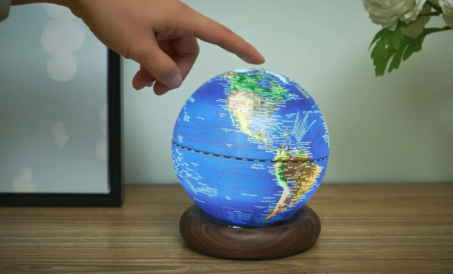 Gingko - Atlas Globe Lamp - Darkblue Mini Walnut base