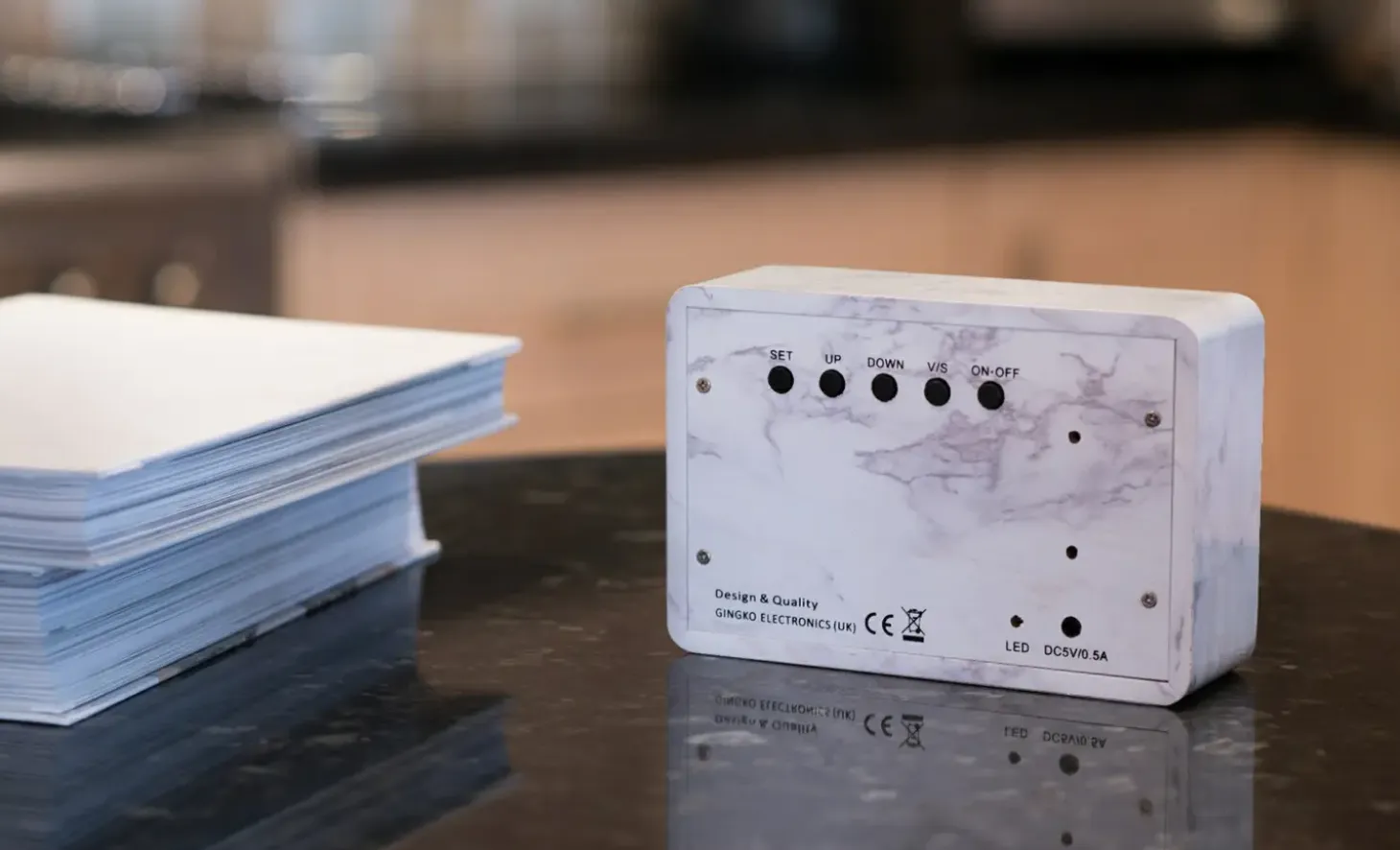Gingko - Brick Click Clock Marble / White LED