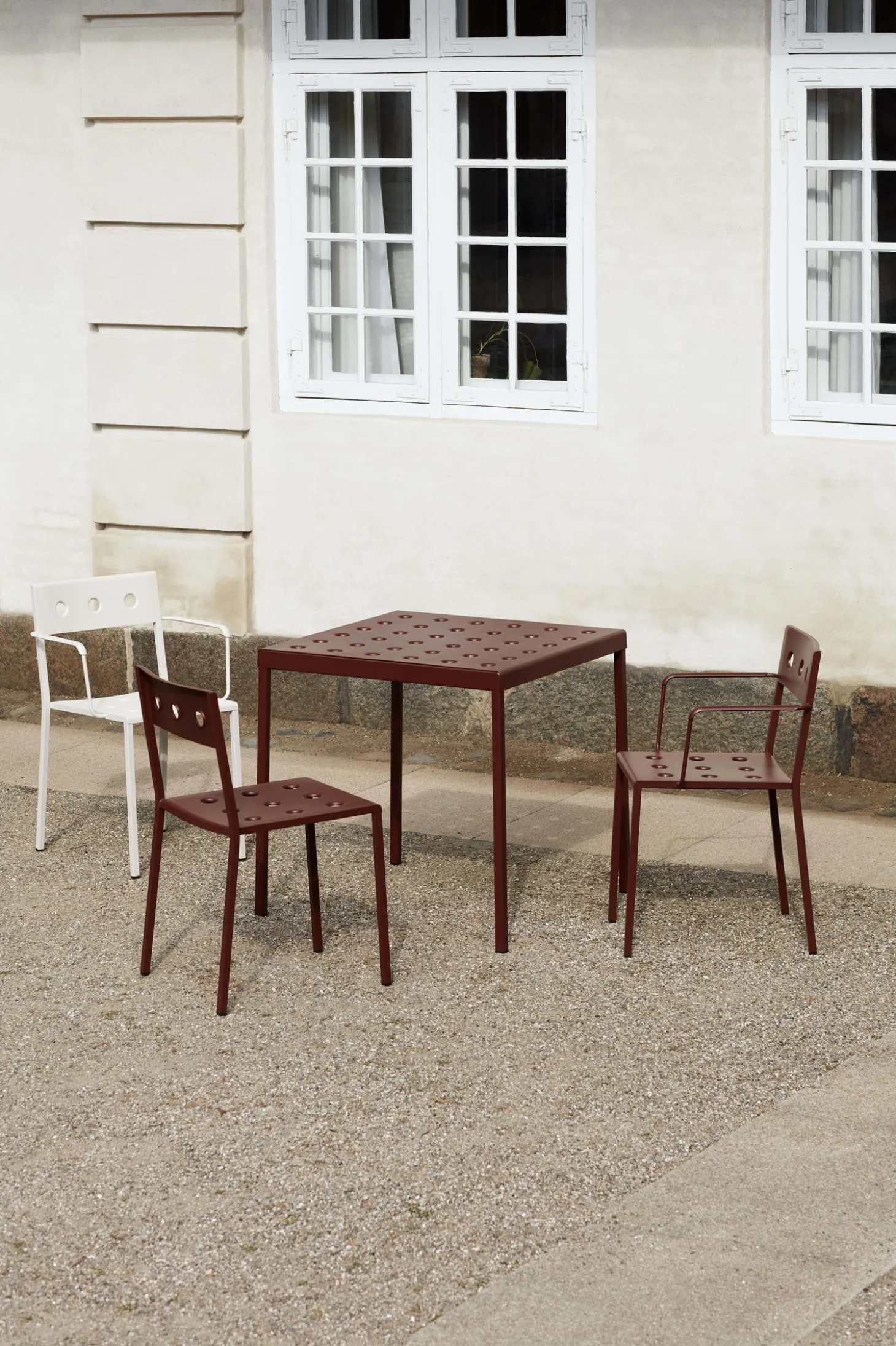 HAY - Balcony armchair - havestol med armlæn - Chalk beige - hvid