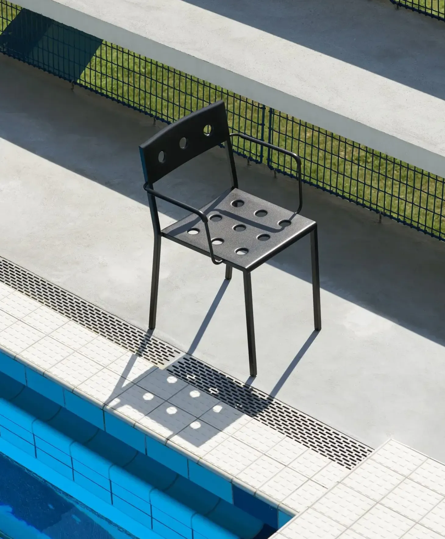 HAY - Balcony armchair - havestol med armlæn - Anthracite
