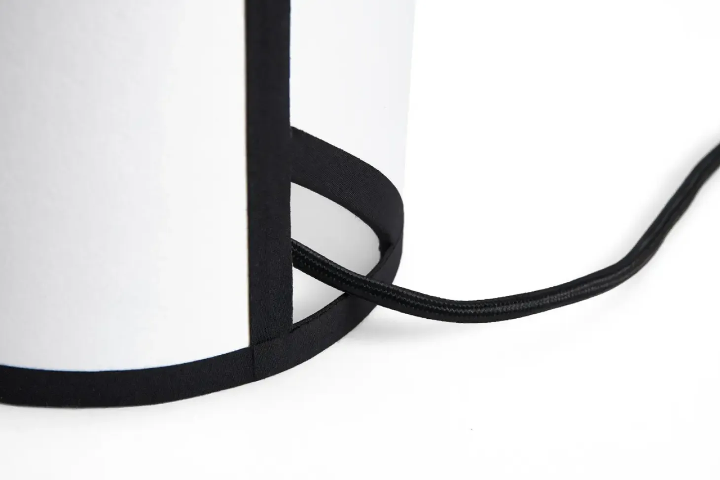 Hay - Bordlampe - Ava Pyramid - Sort/Hvid - H32 cm