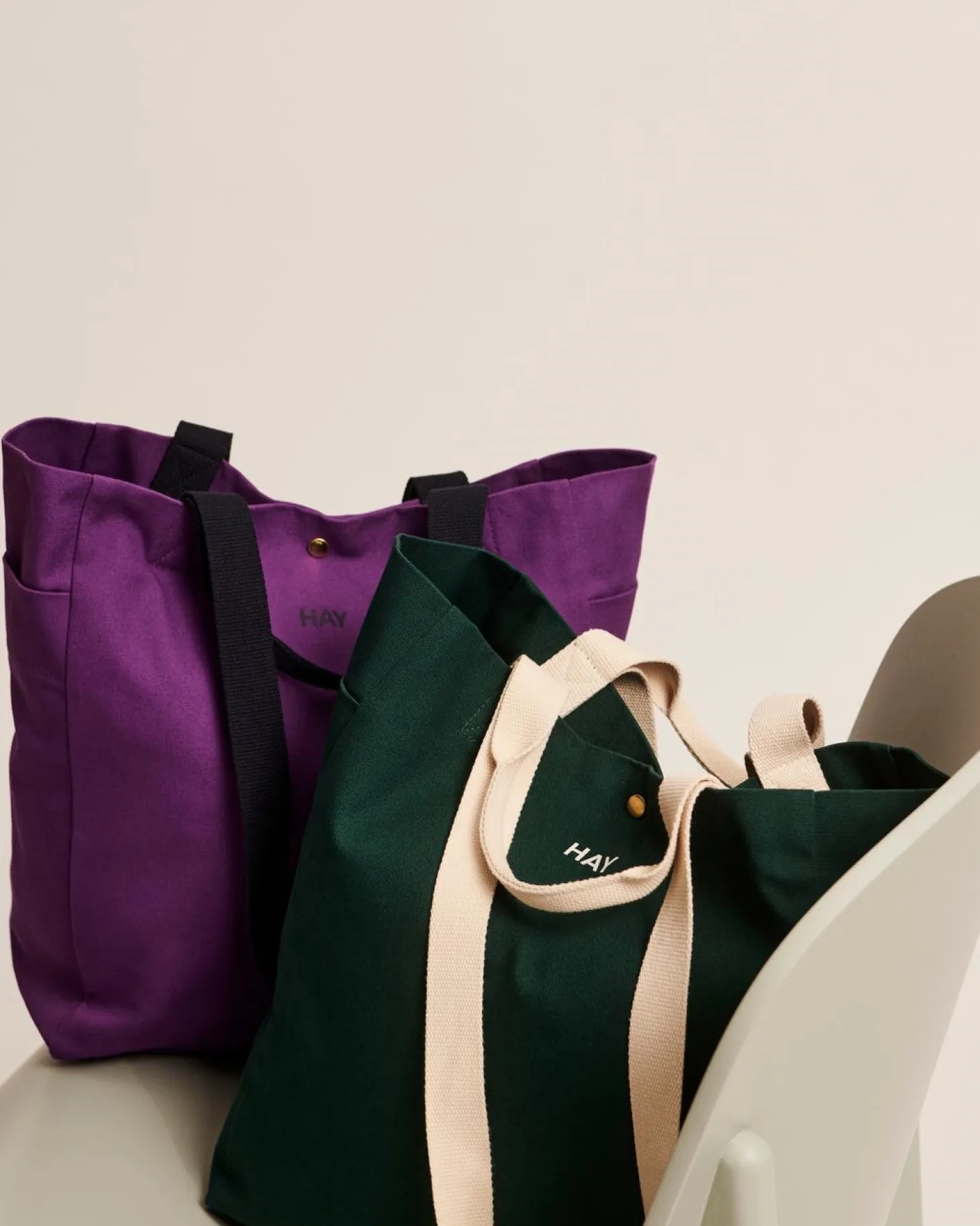 Hay - Everyday Tote Bag - Medium - Dark Green - Dark green - 499