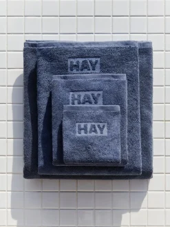 Hay - Mono Bath Towel (Organic) - W70 x L140 - Steel Blue - Steel blue - 449
