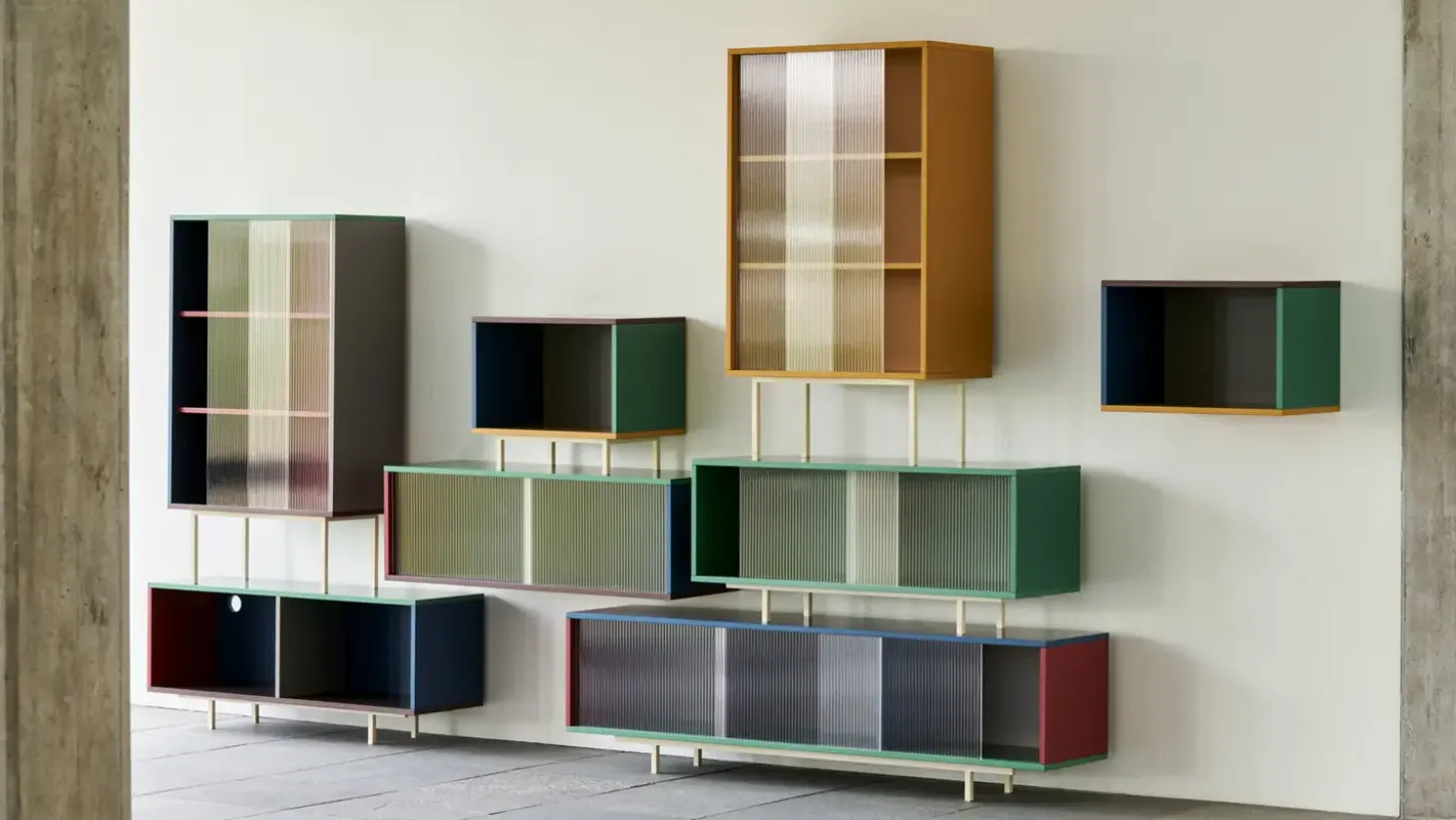 Hay - Reol til Gulv med Glaslåger - Colour Cabinet - Multi farve - Medium, B120 X D39 X H51 cm