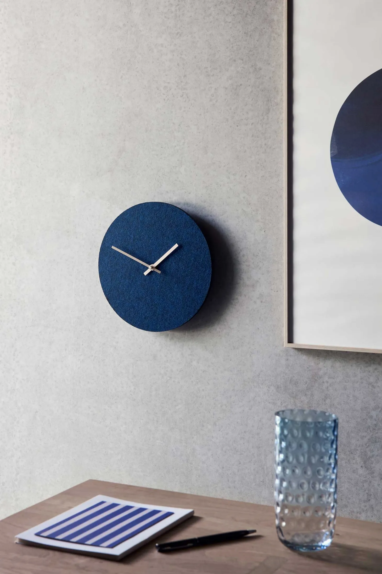 Hemverk - Vægur - Felt Mørkeblå - Ø28 cm - Kobber visere