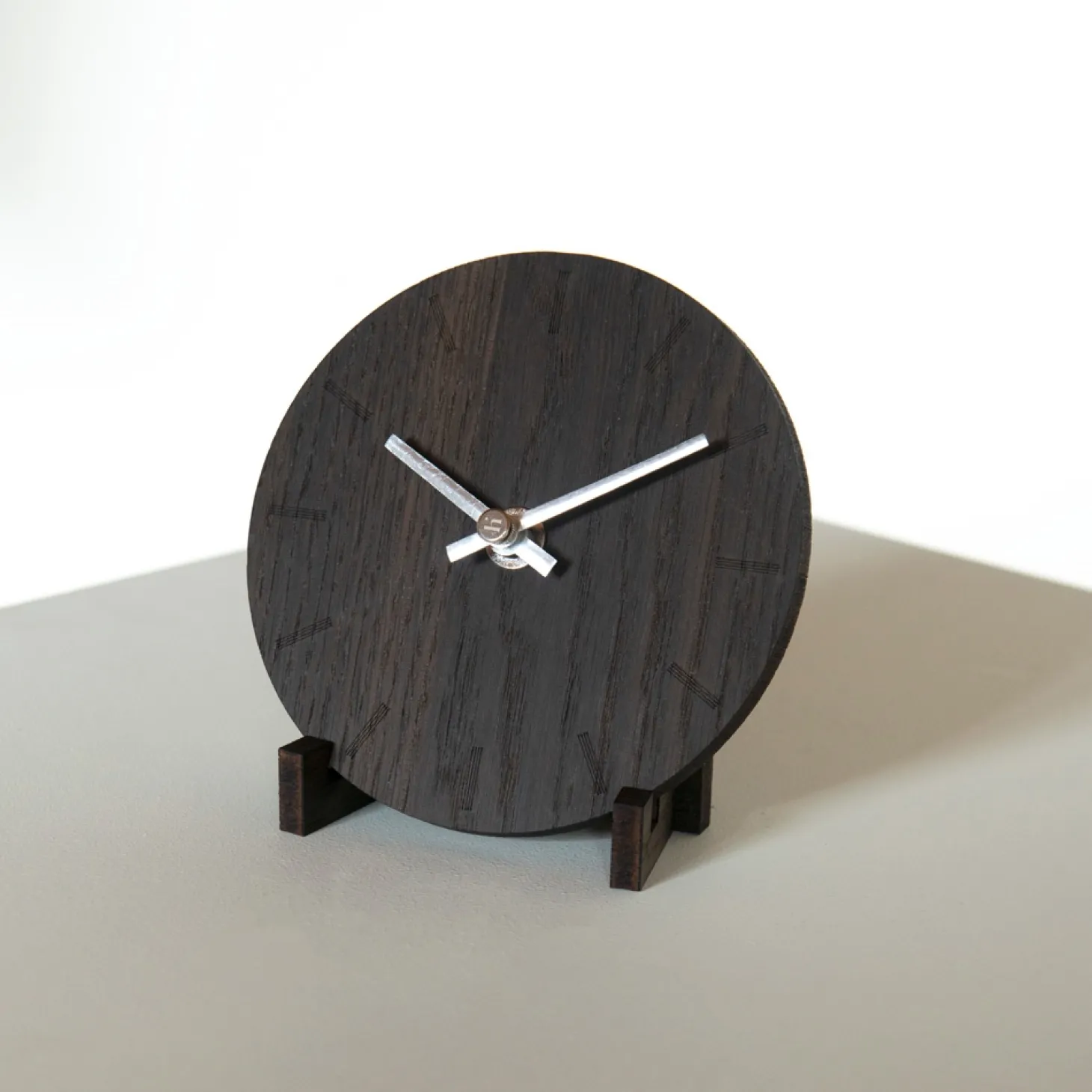 Hemverk - Vægur - Mørk eg - Ø12 cm - Sølv visere