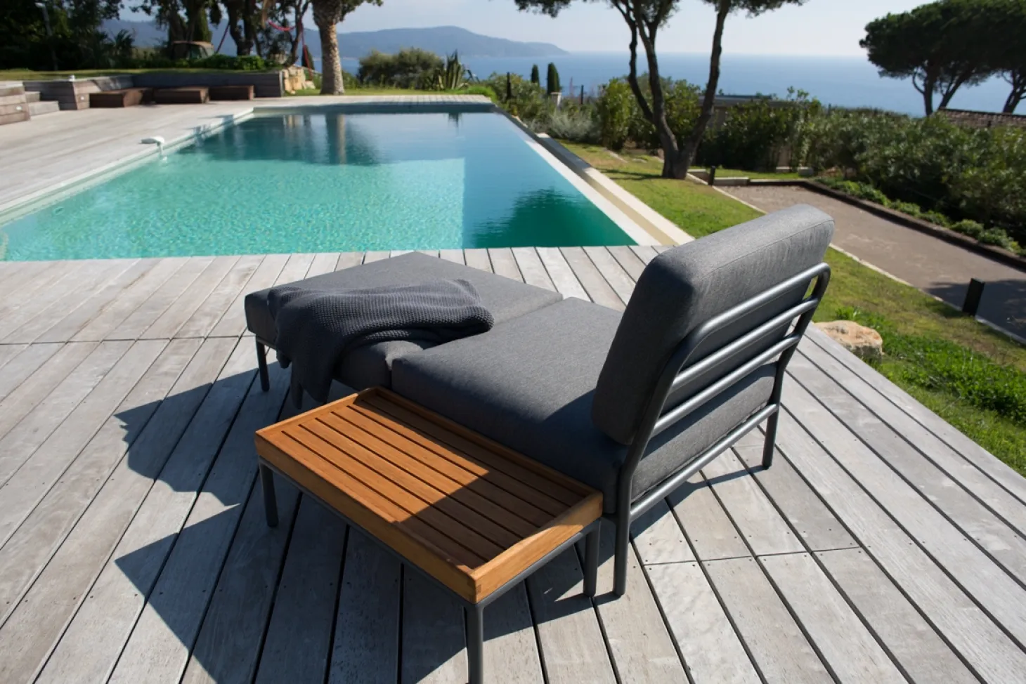 Houe - LEVEL Coffee Table. 81x81 cm - Bamboo. Frame