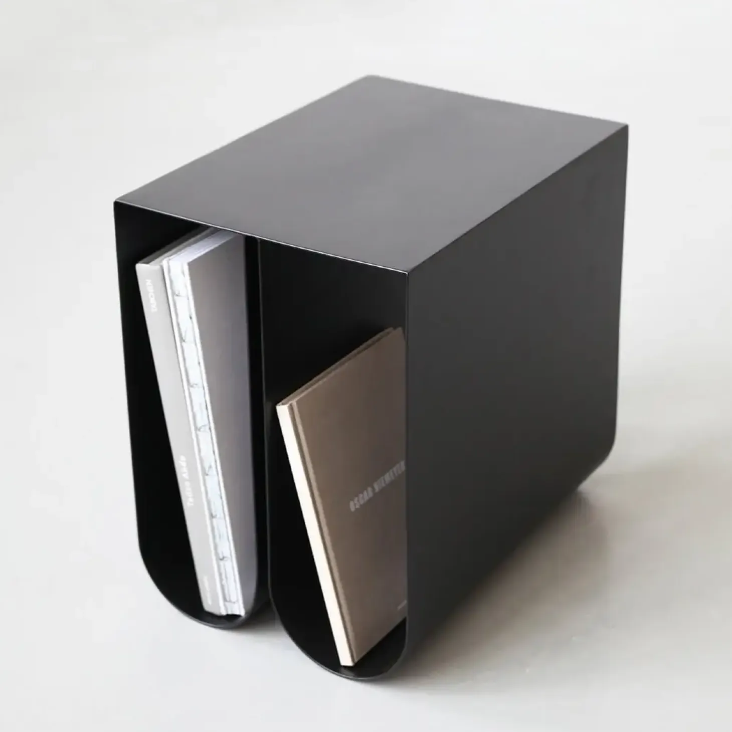 Kristina Dam - Sidebord - Curved Side Table - Black