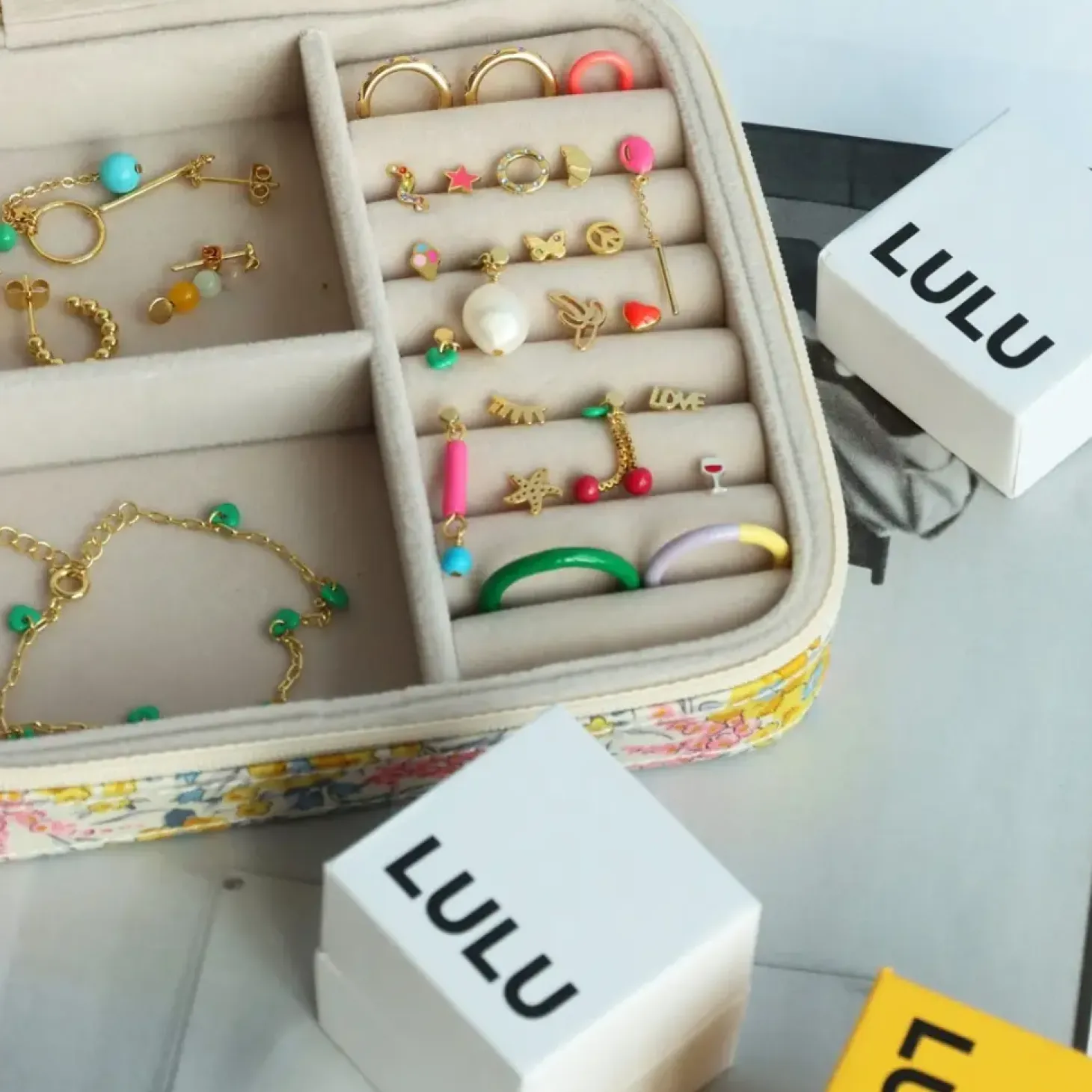 LULU Copenhagen - Ørestikker - Topping Short Love U - Guld - 1 stk.