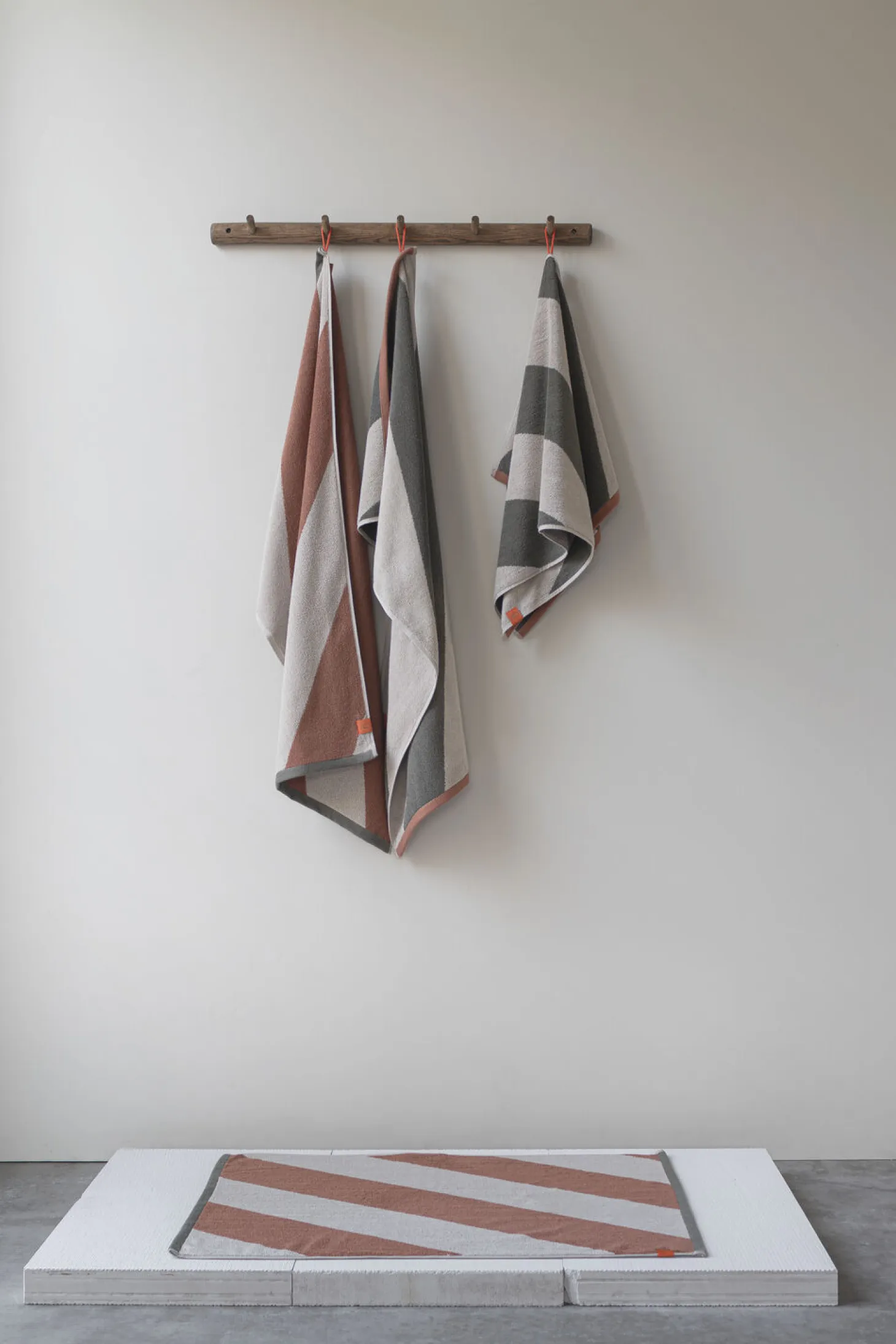 Mette Ditmer - DIAGONAL guest towel, 2-pack - Brick