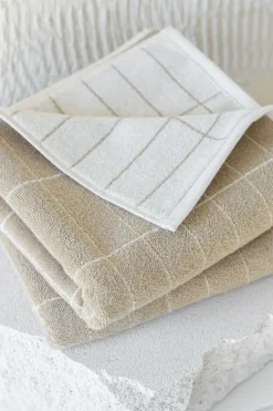 Mette Ditmer - FLINESTEN badehåndklæde, Sand / Off-white