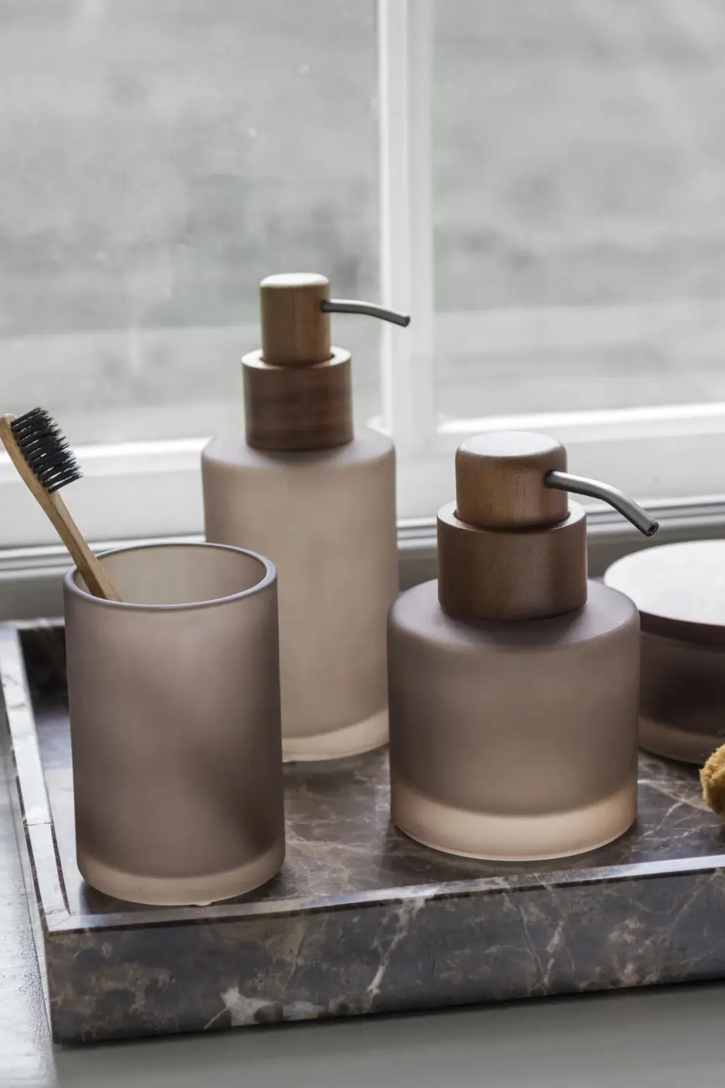 Mette Ditmer - MODEST-tandbørstekrus - Walnut