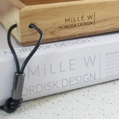 MiLLE W NORDISK DESIGN - Bakke i træ - Grå læder - 15 x 60 cm.
