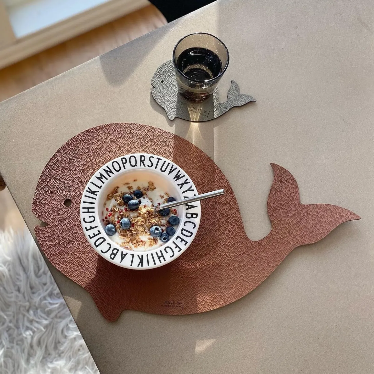 MiLLE W NORDISK DESIGN - Børne Dækkeserviet - Hval - Cognac