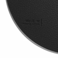 MiLLE W NORDISK DESIGN - Ellips Bordskåner - Sort læder - Ø22 cm