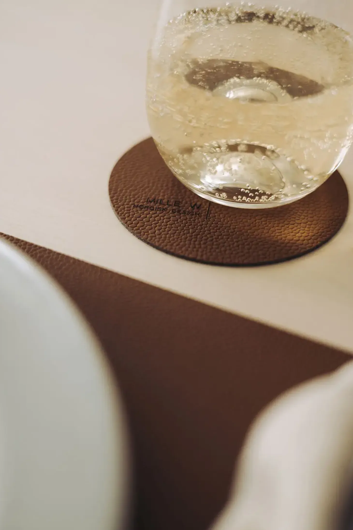 MiLLE W NORDISK DESIGN - Round glasbrik - Cognac farvet - Ø10 cm