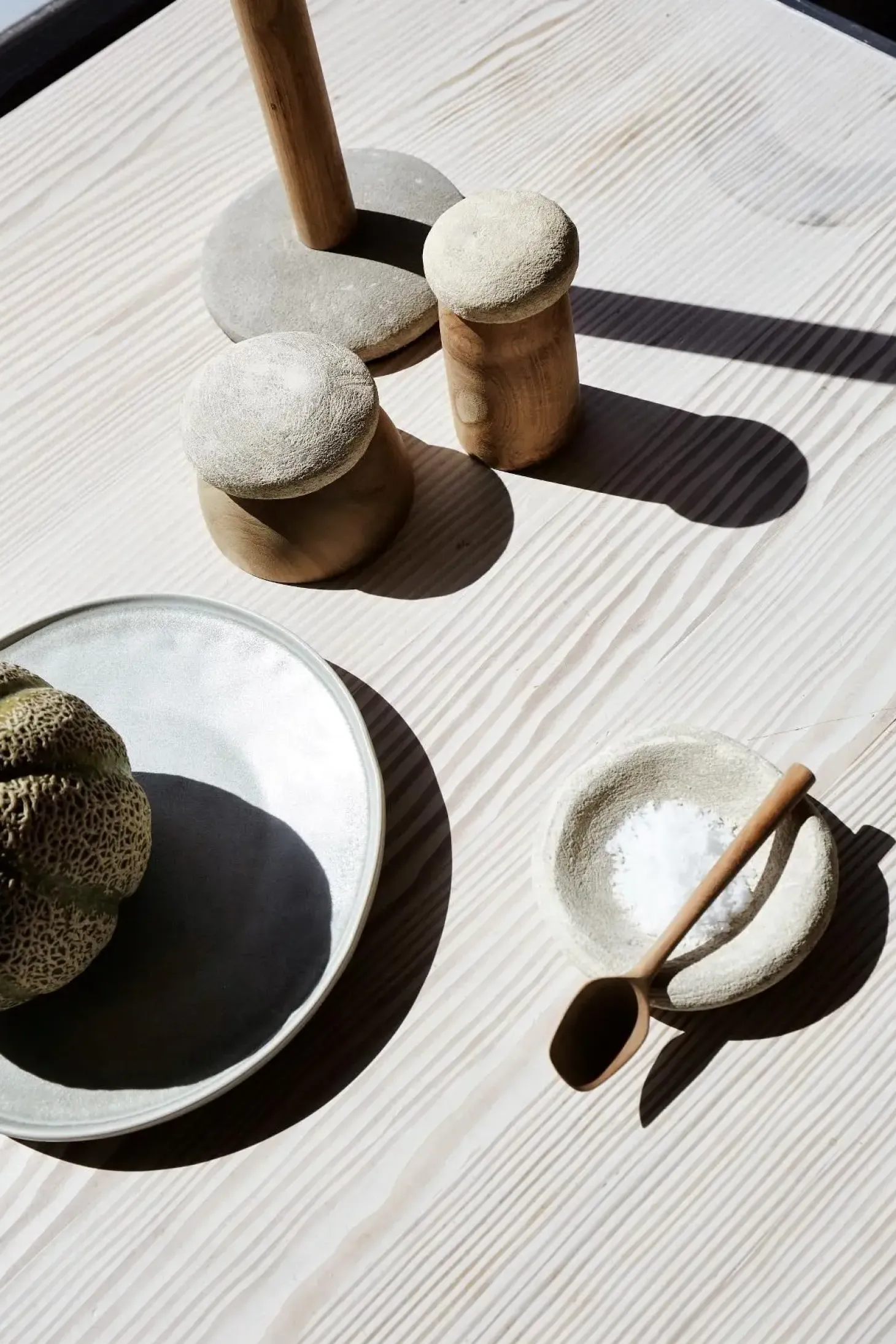 Muubs - Ray køkkenrulleholder - Sandsten/Ny teak
