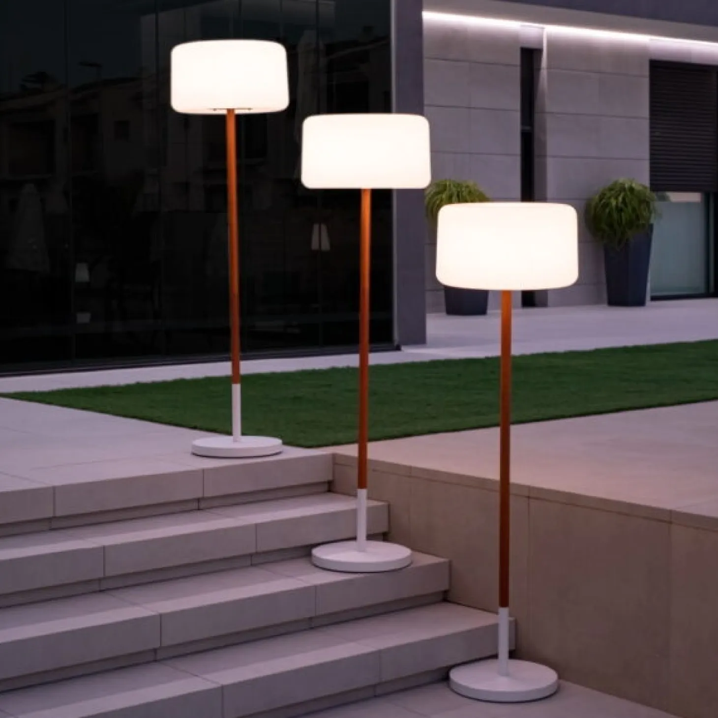 New Garden - Justerbar Lampe - Chloe plant solar smarttech wood