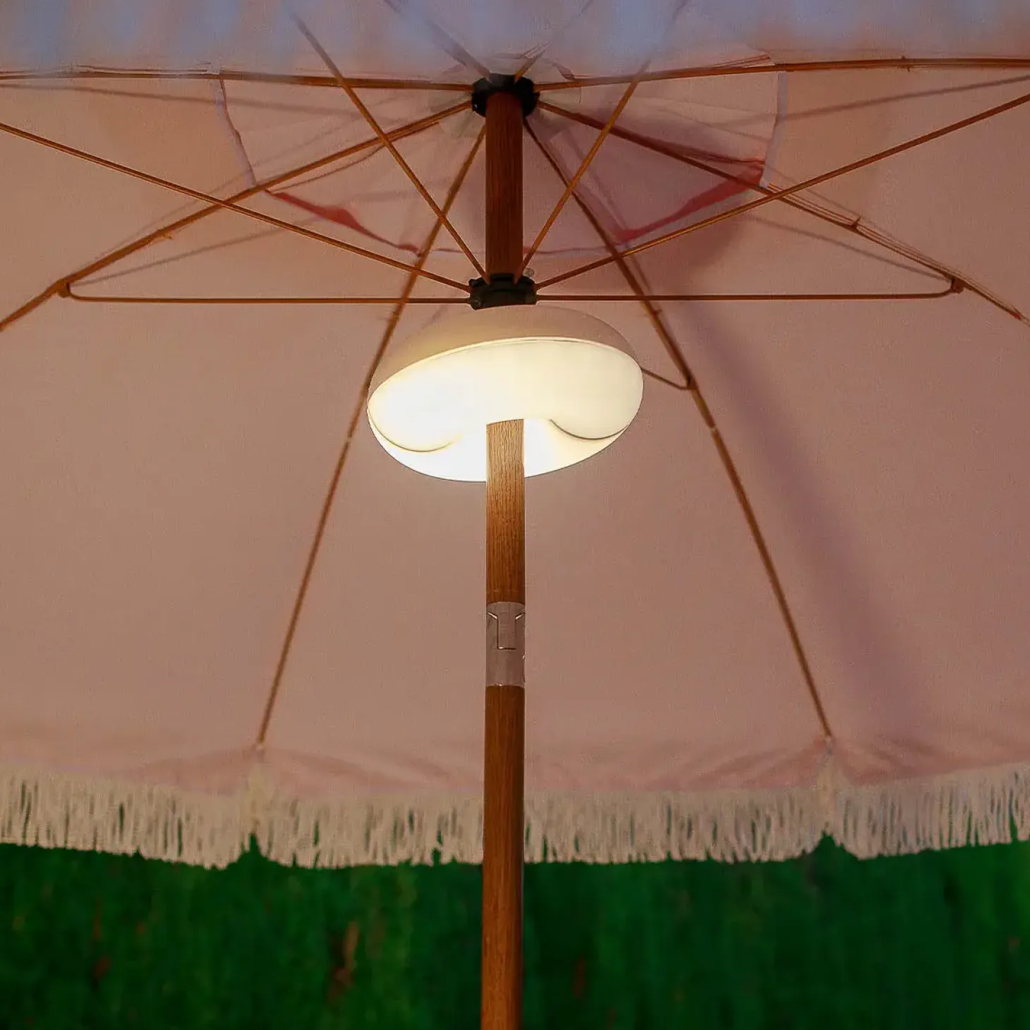 New Garden - Lampe til parasol - Genopladelig - Lima
