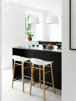 Normann Copenhagen - Form Barstool 65 cm - Lys grå/Messing