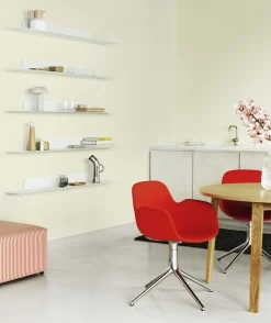 Normann Copenhagen - Form Armstol Swivel 5W med hjul - Sort/Lys grå