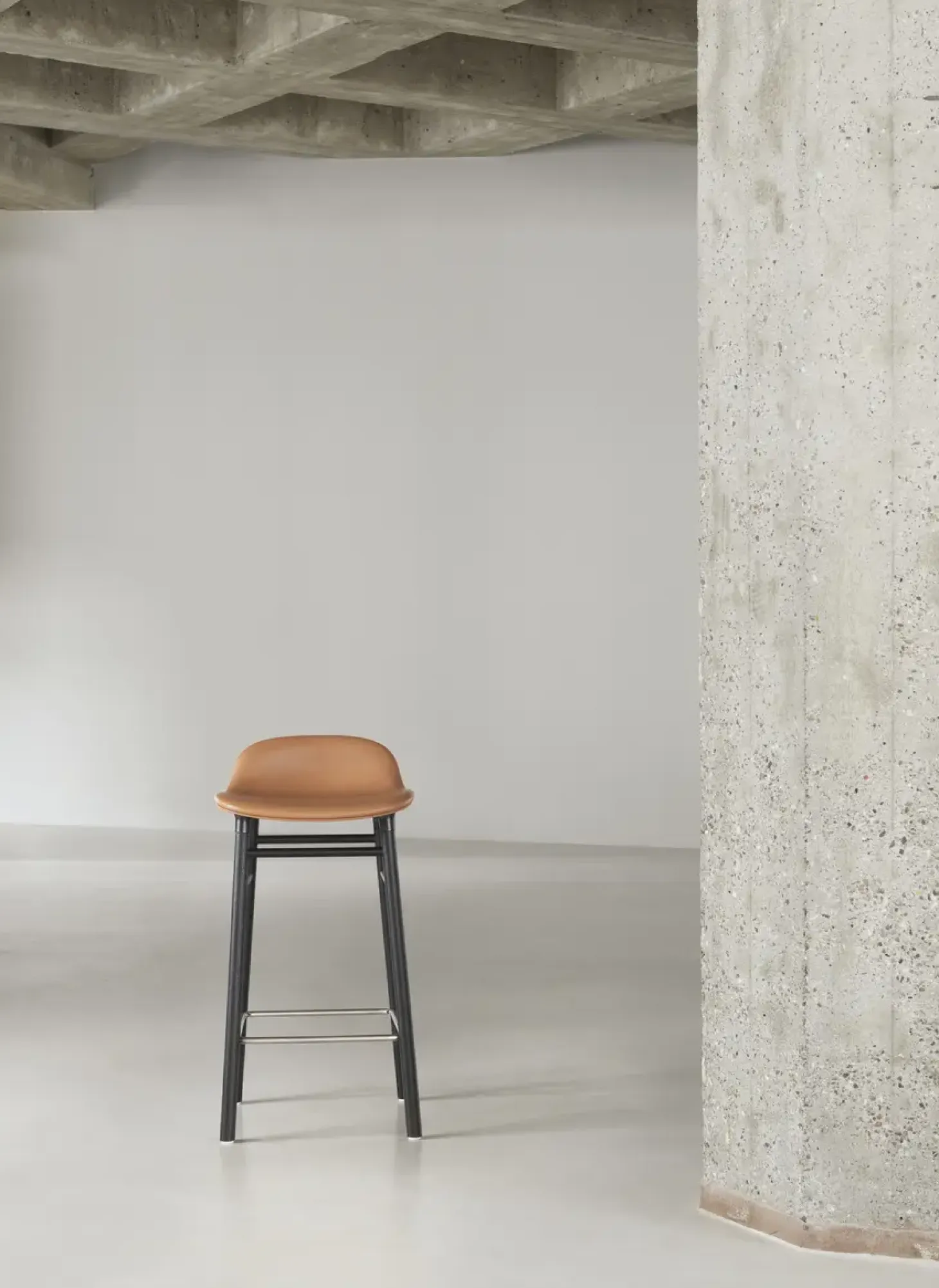 Normann Copenhagen - Form Barstool 65 cm Full Upholstery Black Oak