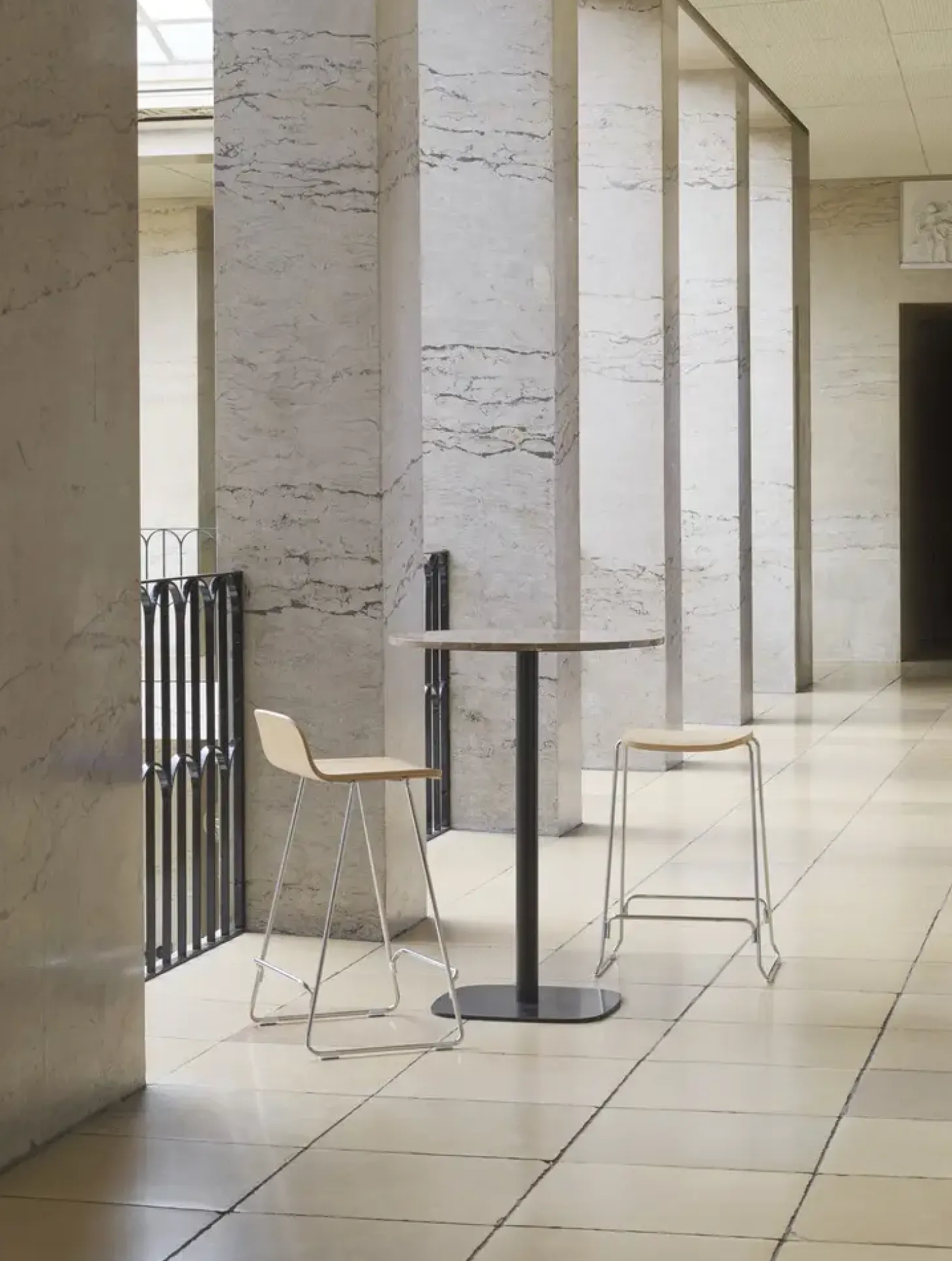 Normann Copenhagen - Form Cafe Table H94,5 Ø70 cm