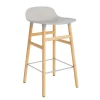 Normann Copenhagen - Form Barstool 65 cm - Varm grå/Eg