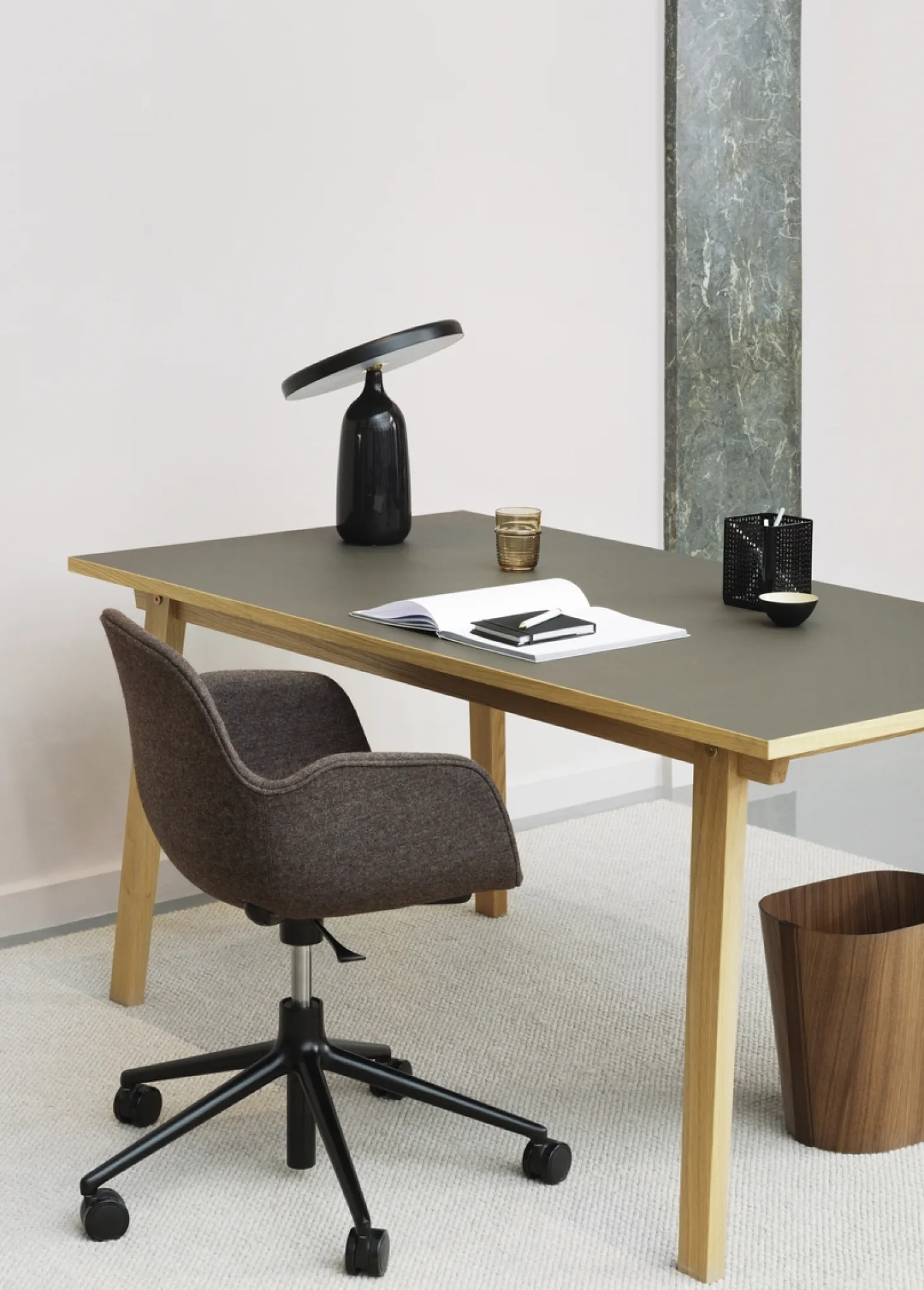 Normann Copenhagen - Form Armstol Swivel 5W med hjul - Alu/Blå